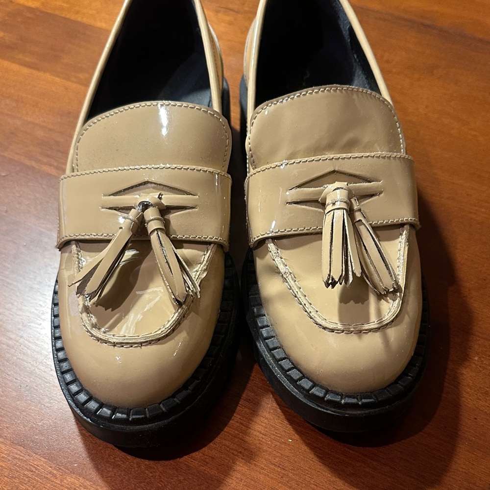 Seychelles Beige Patent Leather Loafers with Tassels